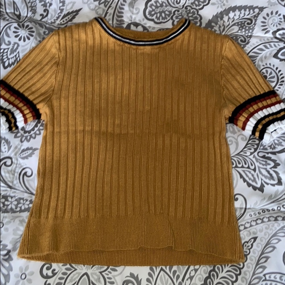 short sleeve yellow/orange t shirt very stretchy